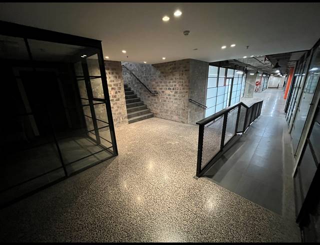2,129M² BUSINESS TO LET IN WOODSTOCK